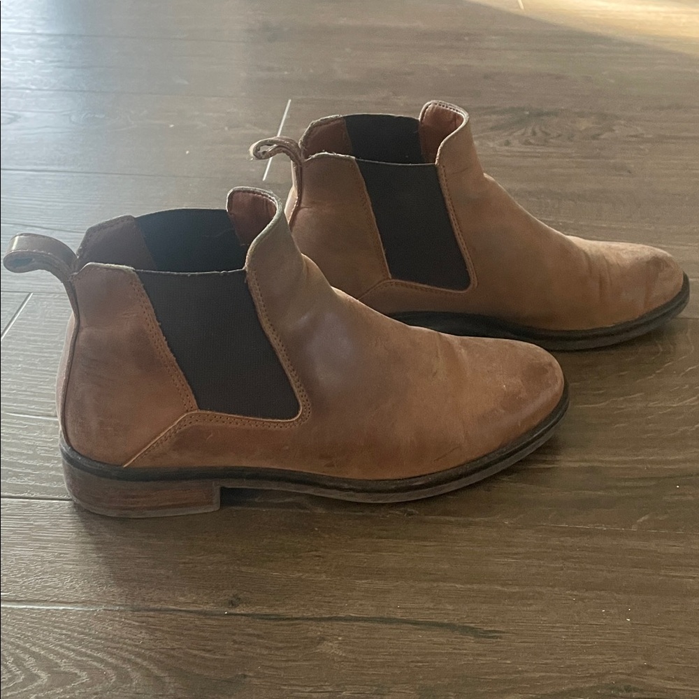 Women’s Clark’s Tan & Brown Chelsea Boots, Size 7